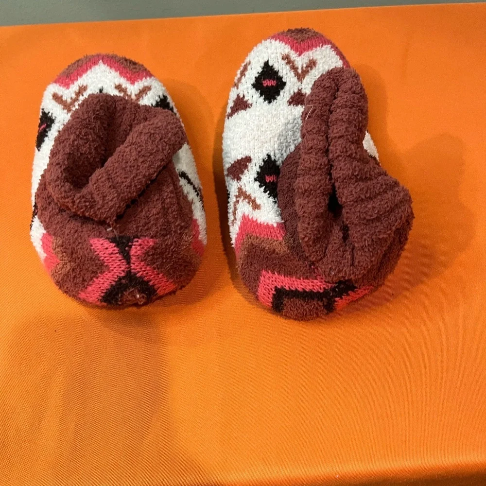 6/$25 Cozy Patterned Kids Slippers - Red and White - Picture 3 of 9
